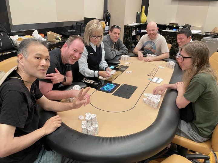 Dylan Linde joined by a table full of mixed game players at the Cardplayer Lifestyle Mixed Game Festival V.